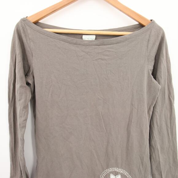 Synergy Blouse Gray Long Sleeve Asymmetrical Hem Boat Neck Feather Boho Medium - Picture 2 of 11